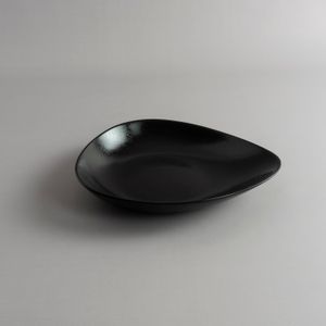 Plato Hondo Irregular Karbon 28 cm