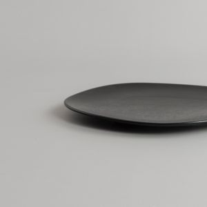 Plato Irregular Karbon 21 cm